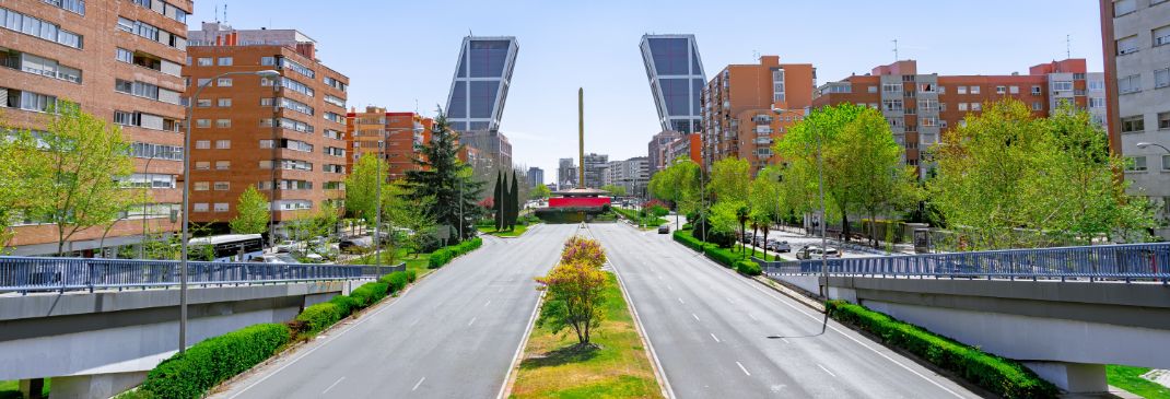 Conducir por Plaza Castilla y sus alrededores en Madrid